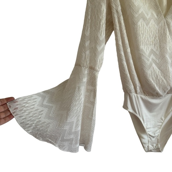 WAYF White & Gold Textured Metallic Bell Sleeve Bodysuit, Size XS - Picture 4 of 8